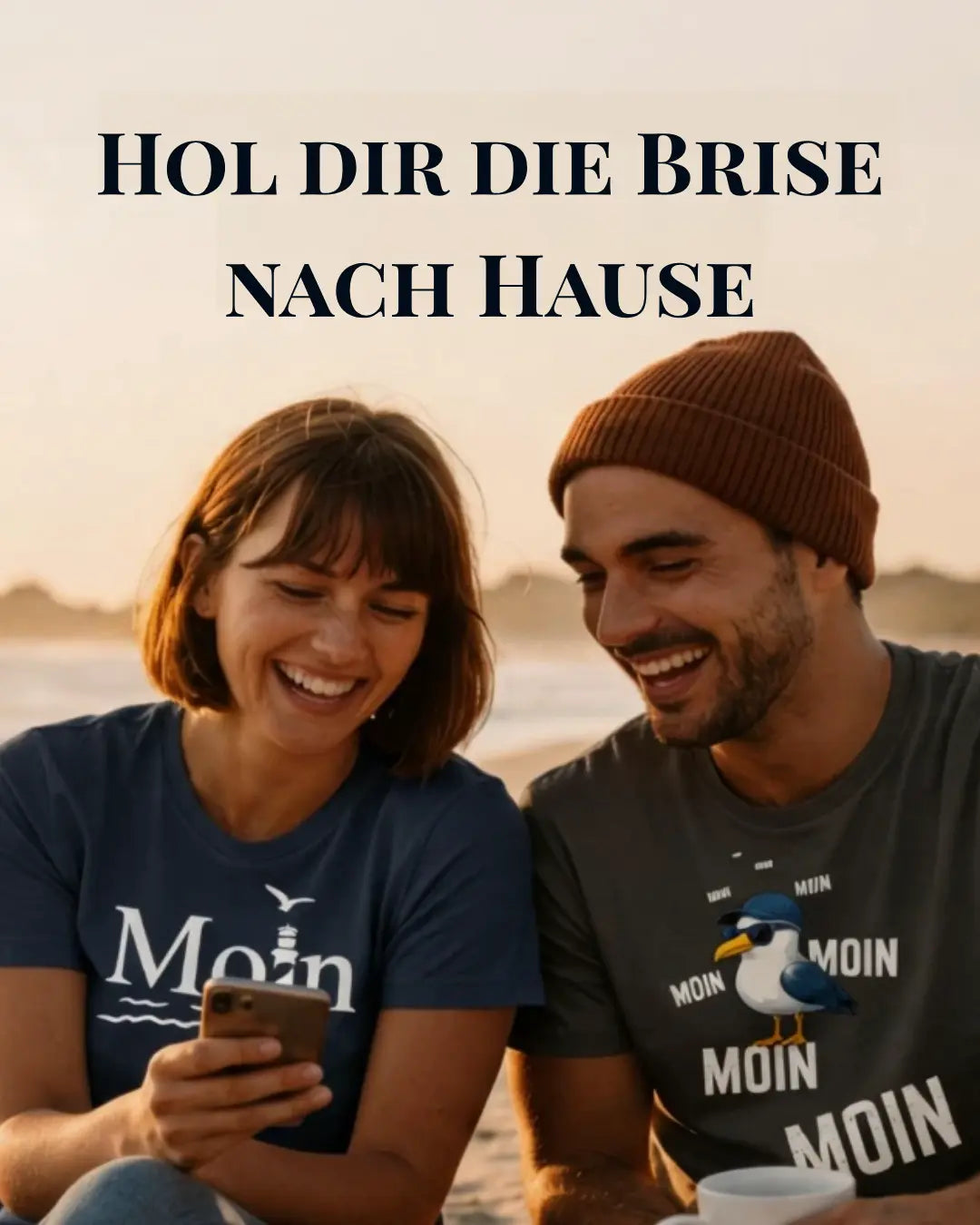 Zwei glückliche Nordsee-Nerd Fans im Partnerlook mit Moin T-Shirts am Sandstrand bei Sonnenuntergang