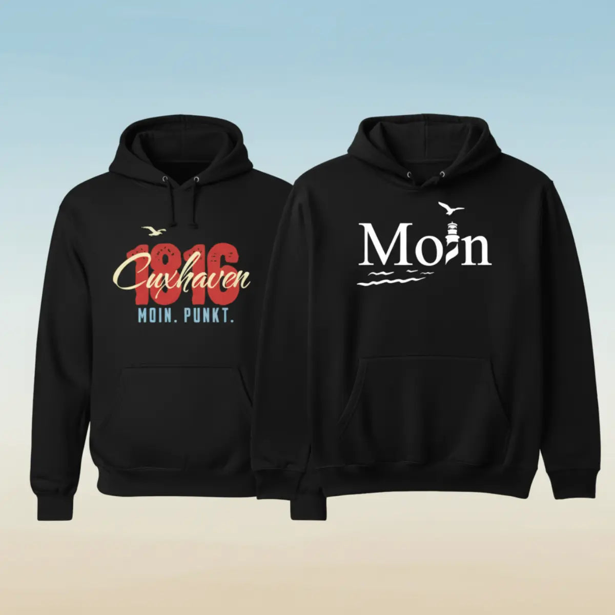 Zwei schwarze Nordsee-Nerd Hoodies mit Cuxhaven 1816 Motiv und Moin-Design vor maritimem Hintergrund
