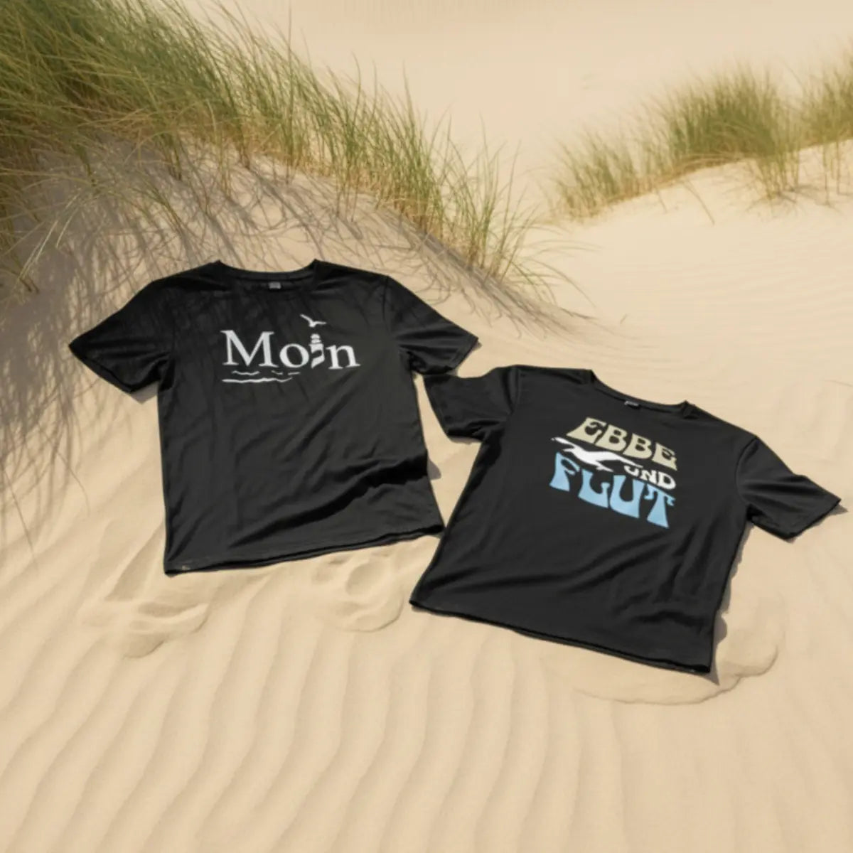Schwarze Nordsee T-Shirts mit Moin sowie Ebbe und Flut Design in den Dünen am Strand